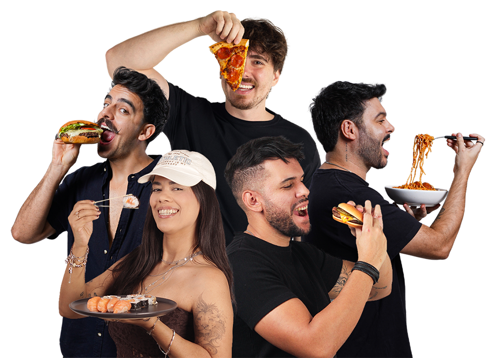 Pessoas felizes com pratos